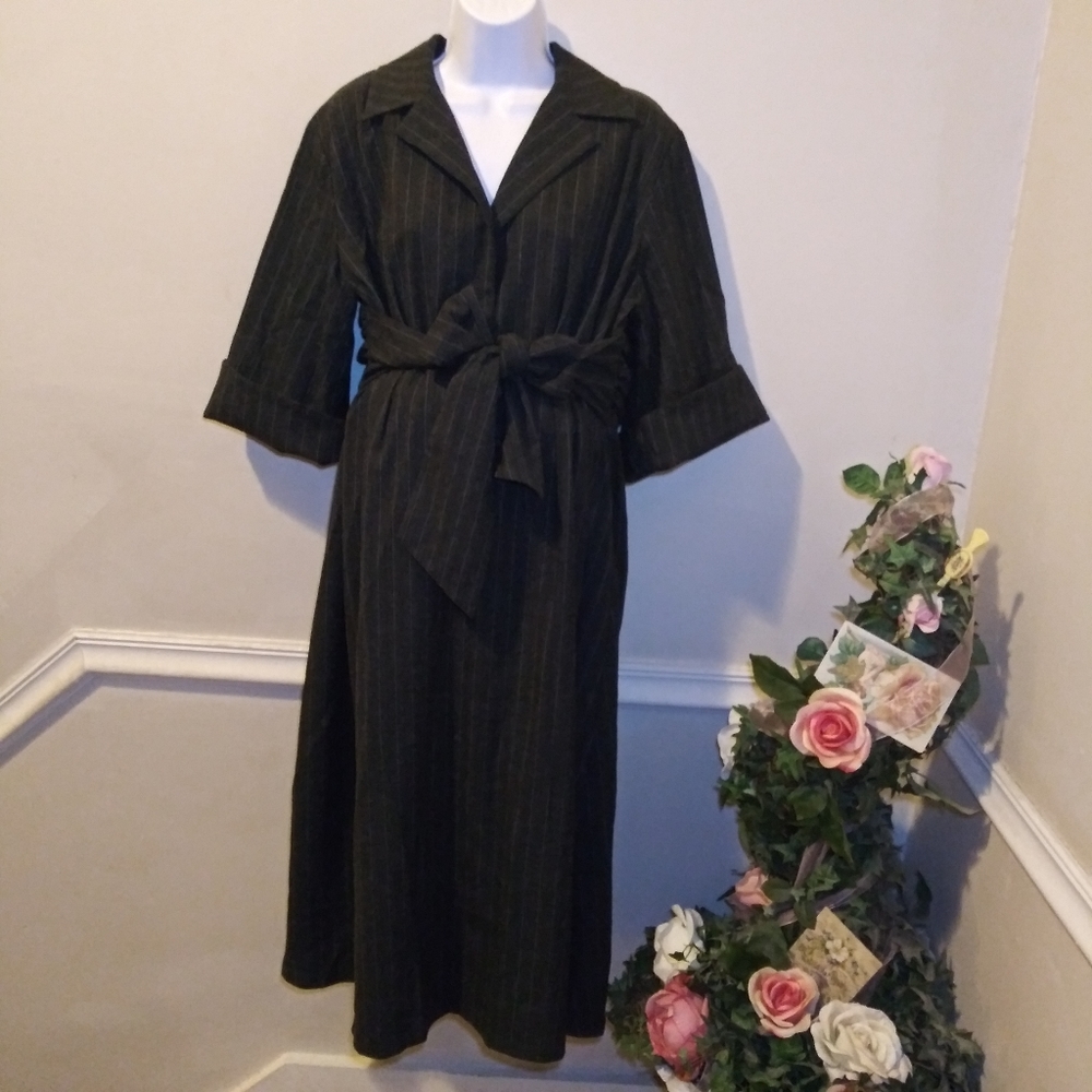 Isabella Oliver Gray-White Pinstripe Tie Waist Maternity Dress